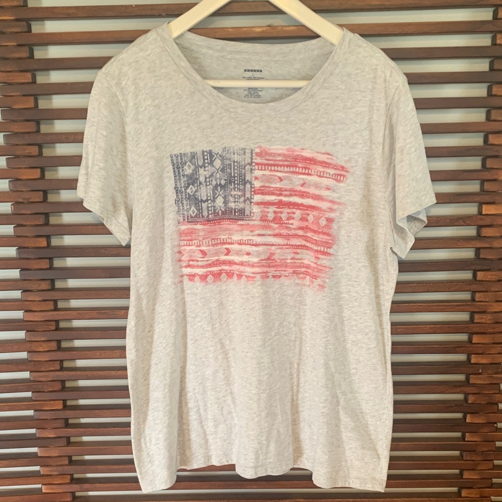 Gray Graphic T-Shirt with American Flag Design